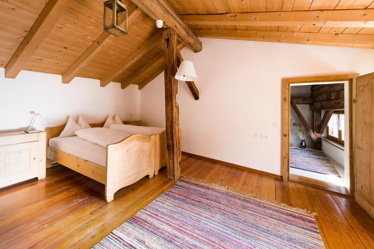 Hotel Chasa Chalavaina Mustair Room photo