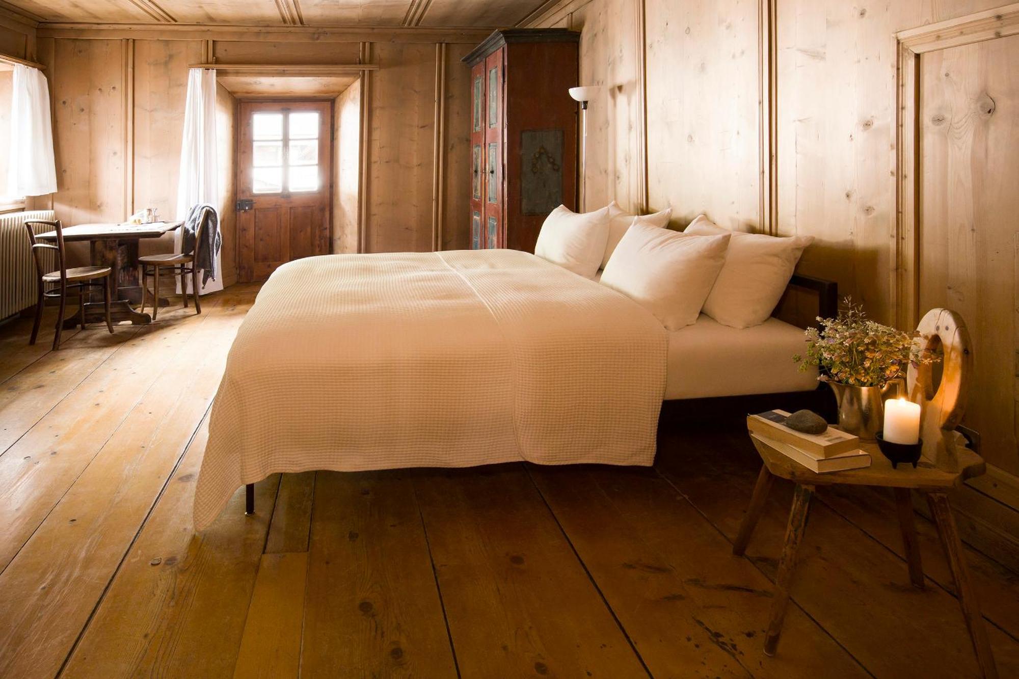 Hotel Chasa Chalavaina Mustair Room photo